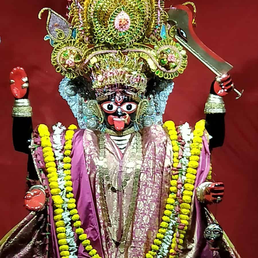 ভাগীরথীর বুকে একটা একটা করে ধাপ নামে সে। আর দুরদুর করে ওঠে বুক। সে যে সাঁতার জানে না! মনে মনে বালক বলে, “মা তুমি দেখো, সামনেই মস্ত ঘূর্ণি। আমি সাঁতার জানি না গো...”  গোড়ালি স্পর্শ করে জল। তার পরে হাঁটু ছুঁয়ে কোমর। বালক হাত ঘোরায় চার পাশে। ভেসে আসা বাসি ফুল আর মালার তবক হাতে আসে। আশ্চর্য কিছু নয়, গঙ্গার পশ্চিম পাড় জুড়ে অজস্র মন্দির। 