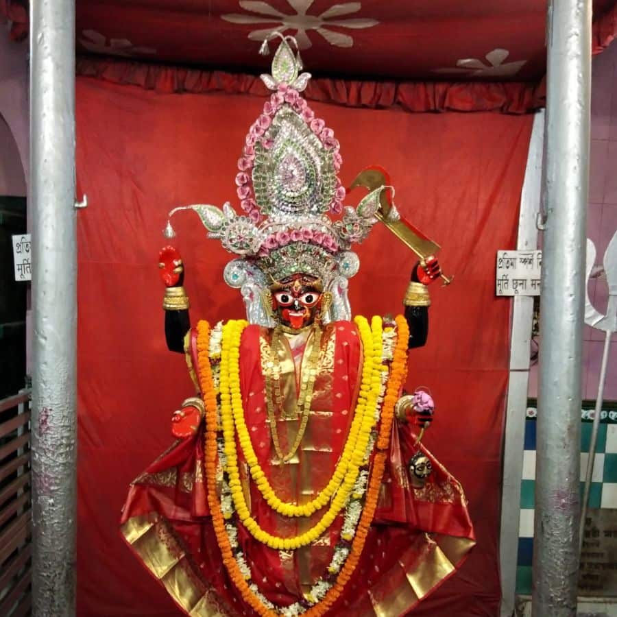 আবার হাত ঘোরায়। এ বার যেন হাত ঢুকে যায় কিছুর ভিতরে। সেটাকে ধরেই তুলে আনে সে। আর তুলেই শিউরে ওঠে বালক;  অর্ধগলিত পচা শব। পাঁজর ধরে সে তুলে এনেছে। সভয়ে দূরে ছুড়ে দিয়ে, ঠকঠক করে কাঁপে বালক। কেউ যেন অলক্ষ্যে, অদৃশ্যে আশ্বস্ত করে তাকে। আবার হাত ঘোরায় বালক। আর তখনই হাত স্পর্শ করে কিছু। এ অতিন্দ্রীয় স্পর্শ! মন বলে, হ্যাঁ এটাই... তুলে আনে হাত। 