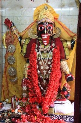 তার পরে সেই মাহেন্দ্রক্ষণ! স্নান সেরে পাথরের বালিকা দেবী শ্যামা উঠে আসেন। পূর্ণিমার আগের রাত, পরিপূর্ণ চাঁদের আলো। দেবীর কালো গা থেকে ঝরে পড়া জল দানারা ভাস্বর হীরককণা হয়ে ওঠে আলো ধরে। 