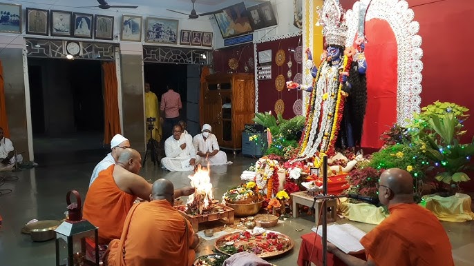 সে দিন ছিল দোলপূর্ণিমার আগের দিন। এর ঠিক পনেরো দিন পরে অমাবস্যা তিথিতে সেই বালকের পূজা নিয়ে প্রতিষ্ঠা নিলেন মা।