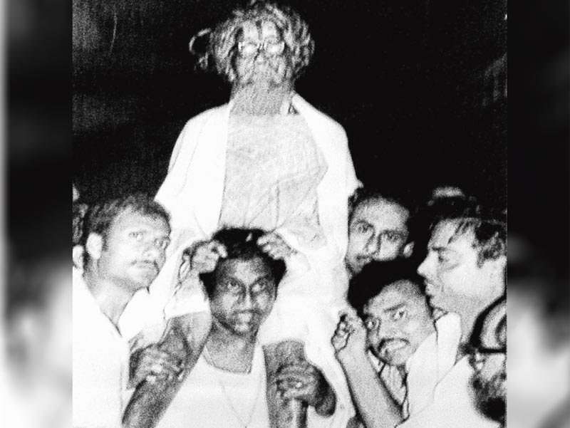 ১৯৯২ সাল, হৃদ্‌রোগে আক্রান্ত হয় মৃত্যু হয় তাঁর।  