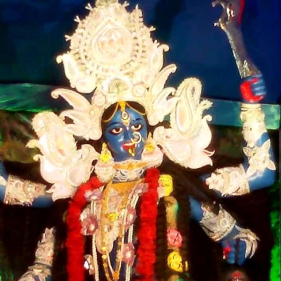 তবে পর্দার নয়, বরং শহর কলকাতায় আসলেই প্রথম ডন ছিলেন কৃষ্ণচন্দ্র দত্ত ওরফ ‘ফাটাকেষ্ট’। আর তাঁরই হাত ধরে জনপ্রিয়তা পায় কলকাতার এই ‘ফাটাকেষ্ট’ কালীপুজো। 