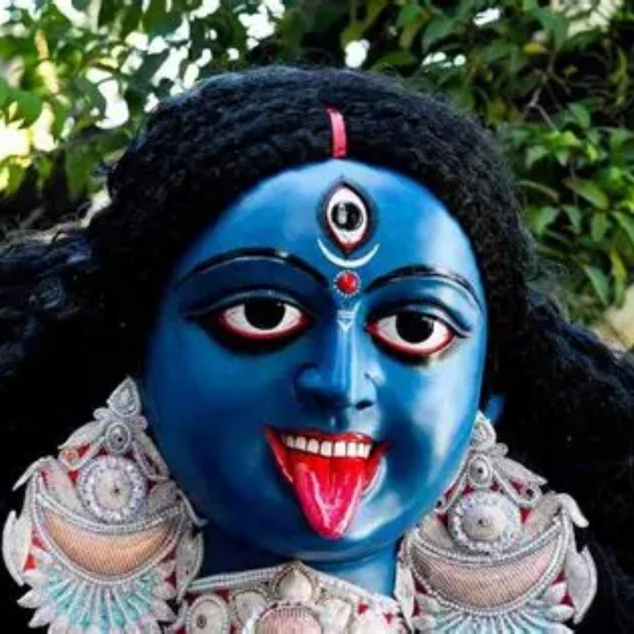 সুবিশাল দেবীপ্রতিমা, গাঢ় নীল গাত্রবর্ণ, পটল চেরা চোখ- অপূর্ব এই দেবী প্রতিমা থেকে যেন নজর ফেরানো দায়। 