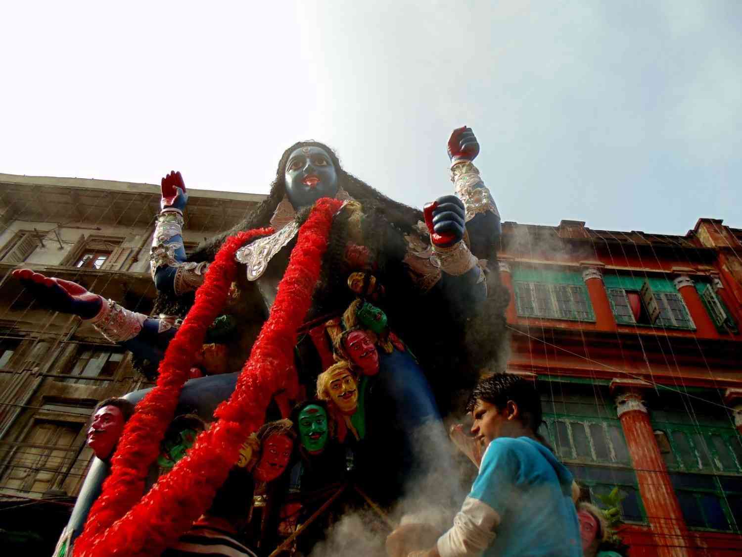 পুরনো কলকাতার অন্যতম জাঁকজমকপূর্ণ পুজো ছিল এটি। এখন জৌলুস খানিক ফিকে হলেও, বিশাল শোভাযাত্রার মাধ্যমে ঠাকুরকে নিয়ে আসা হয় পুজোর স্থানে। 