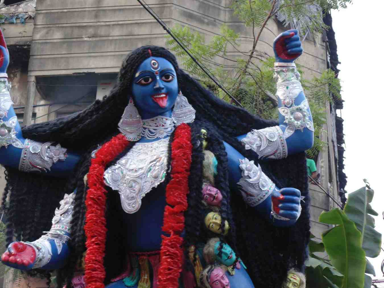 শুধু কলকাতা কেন, দেবীর কাছে মানত করে থাকেন শহরের বাইরের বহু মানুষও। মনস্কামনা পূর্ণ হলে নিজেরাই ছুটে আসেন তাঁরা। 