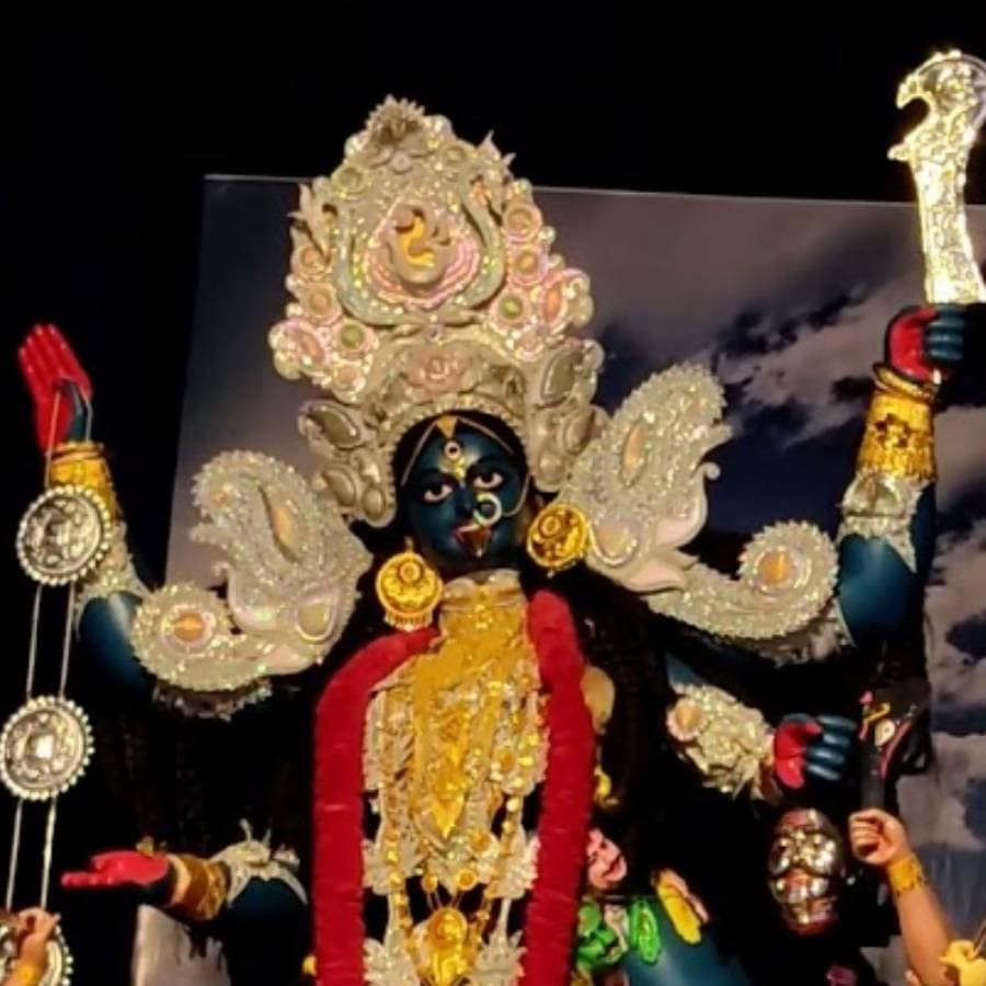 উত্তর কলকাতার আমহার্স্ট স্ট্রিট এবং একটু এগোলে কলেজ স্ট্রিটের বইপাড়া। এখানেই এক গলির মধ্যে উঁকি দিলেই দেখা পাওয়া যাবে দেবীর। ( এই প্রতিবেদনটি ‘আনন্দ উৎসব’ ফিচারের একটি অংশ)।