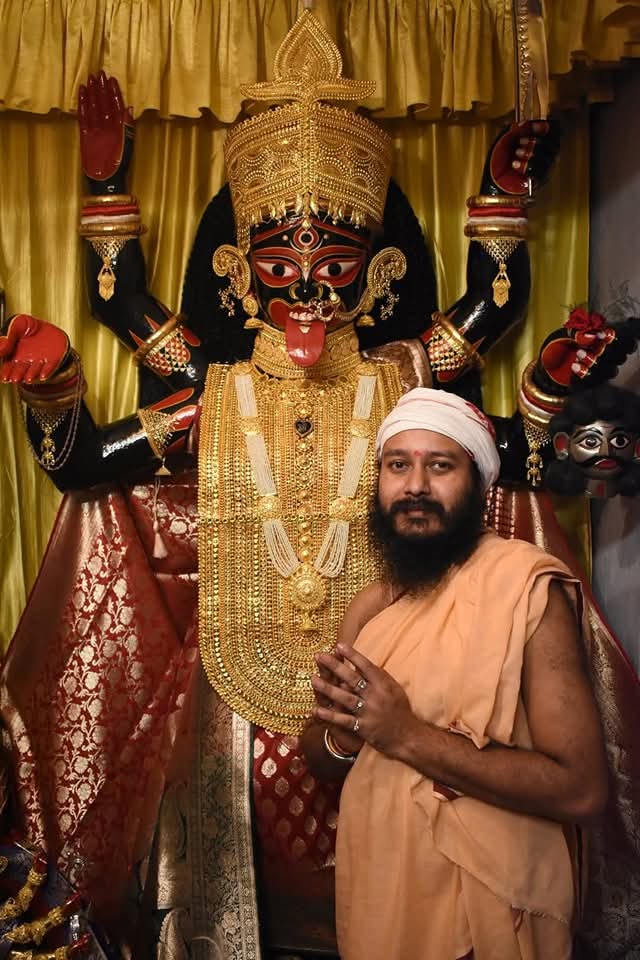 ঘুম ভেঙে বালক কাতর হয়ে ভাবে, “স্বপ্নে আসছ যখন, তুমি তো সবই জানো! আমাদের এত বড় যৌথ পরিবার। এত জন মানুষ, এতগুলো ঘর। কোনও না কোনও ঘরে কেউ না কেউ তো জেগেই থাকবে। দোতলা থেকে একতলায় নেমে, উঠোন পেরিয়ে সদর দরজার খিল খুলে আমাকে বাইরে বেরোতে হবে। এত বড় কাজ কি কোনও বালকের পক্ষে সম্ভব!”