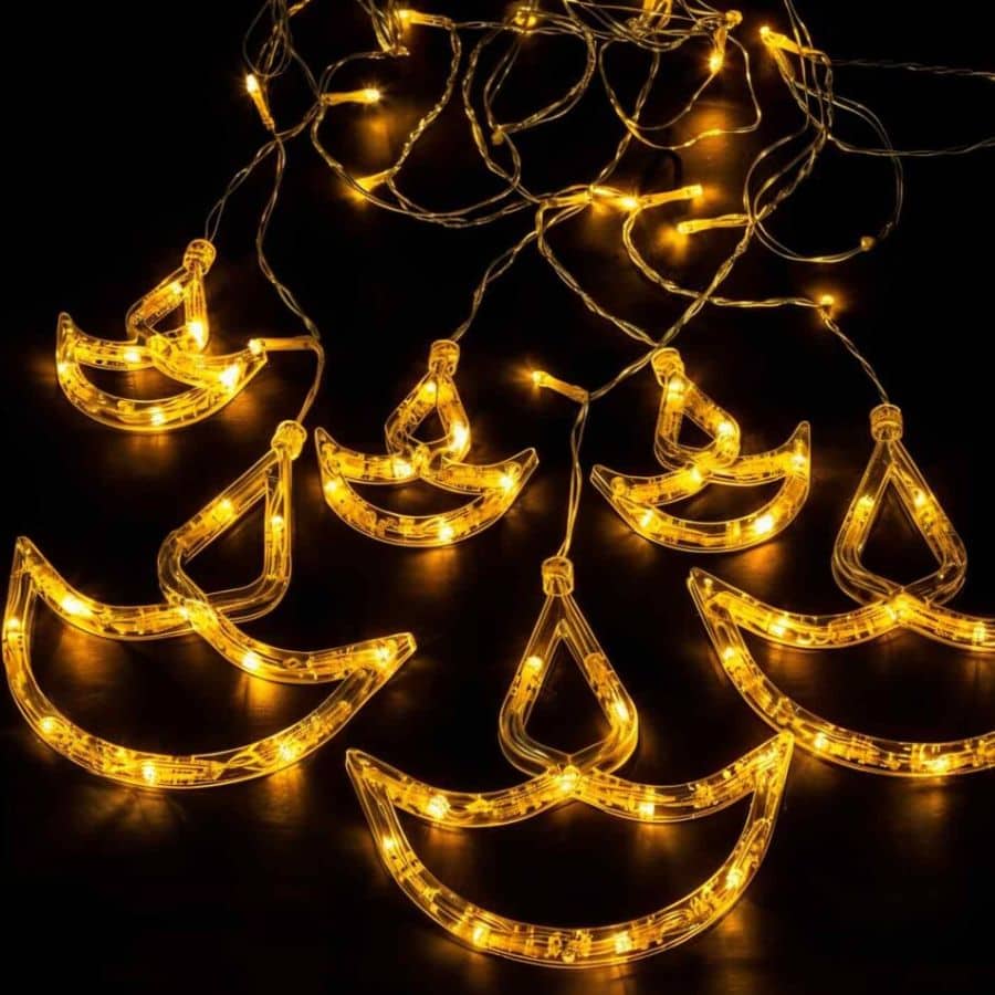 বৈদ্যুতিক প্রদীপের ঝলমলে মায়া। উৎসবের প্রাণ কিন্তু সেই দীপের আলো। এ বার তবে একটু অন্য রকম ভাবুন। বৈদ্যুতিক ঝুলন্ত দিয়া বাতি ঝোলান দেওয়াল জুড়ে। 