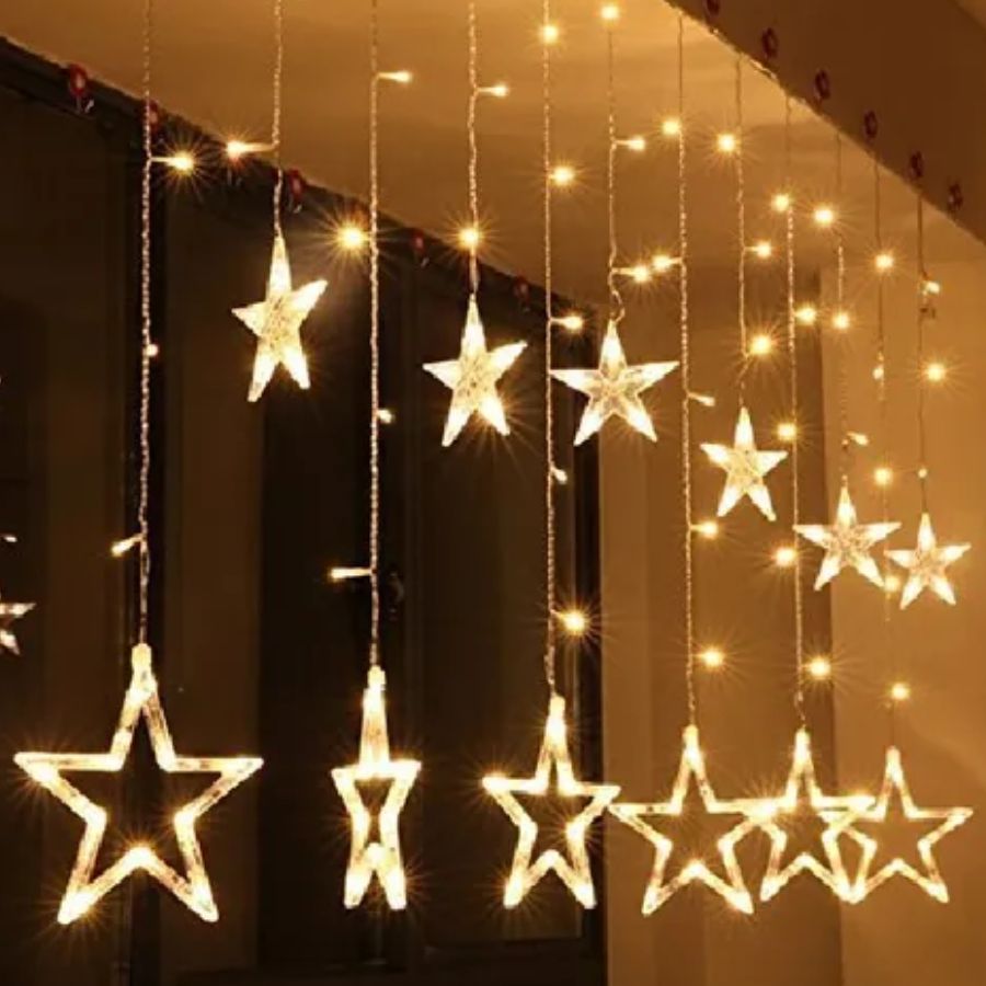 ছোট ছোট তারার আকৃতির আলো বারান্দার সিলিংয়ে স্তরে স্তরে ঝুলিয়ে দিলে স্বপ্নময় এক পরিবেশ তৈরি হয়।