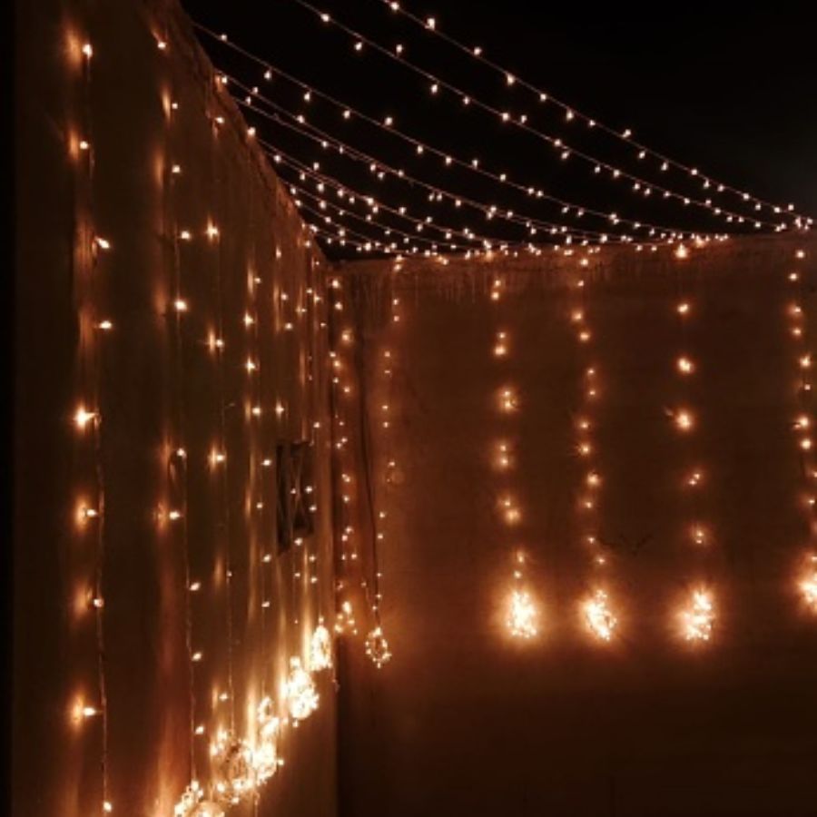 বড় তারার মতো আলোর সঙ্গে ‘ফেয়ারি লাইটস’-এর মালা জুড়ে দিলে যেন আলোর চাঁদোয়া হয়ে ওঠে। 