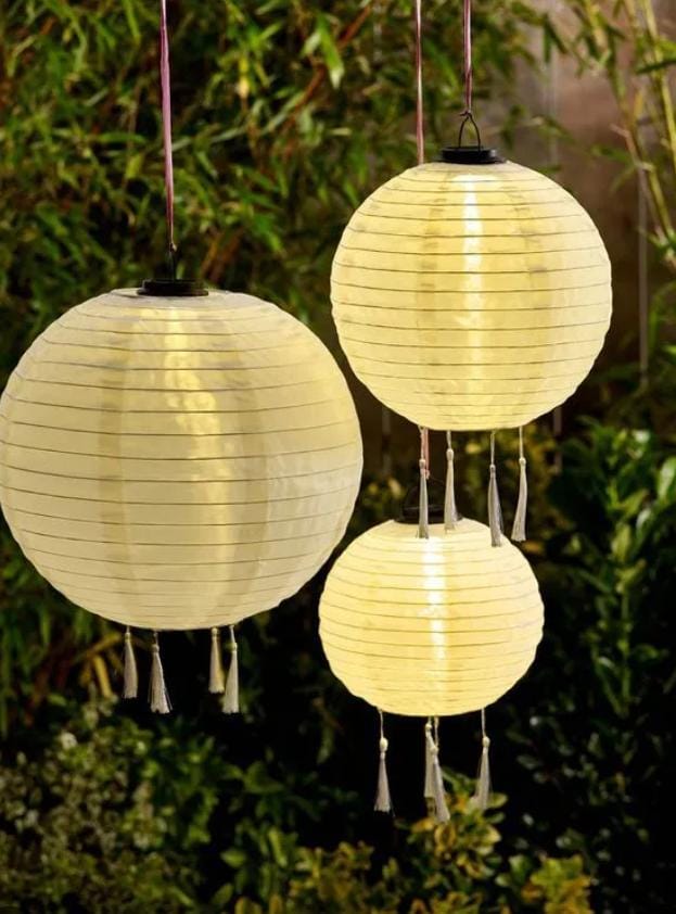 রঙিন আলো থেকে বিরতি নিয়ে তিনটি সাদা আলোর ট্যাসেল লণ্ঠন এনে দেবে শান্তি আর উষ্ণতা। 