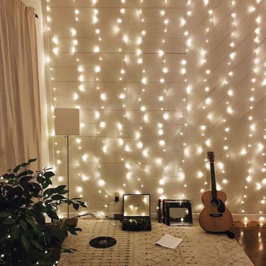 স্ট্রিং লাইট বারান্দা বা বসার ঘরে স্তরে স্তরে ঝুলিয়ে দিলে আরামদায়ক পরিবেশ তৈরি হয়।