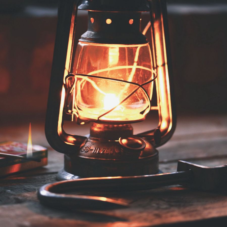 ঘরের কোণে সেকালের লণ্ঠন যোগ করলে সে জায়গার সৌন্দর্য আরও বাড়ে।