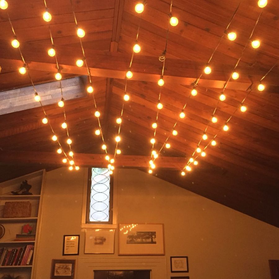  কাঠের সিলিং থাকলে তার উপরে স্ট্রিং লাইট দিয়ে স্তর তৈরি করুন। কোণে রাখুন কিছু সেকালের লণ্ঠন। সঙ্গে আরামদায়ক বসার জায়গা আর টবে গাছপালা দিয়ে সাজসজ্জা সম্পূর্ণ করা যেতে পারে।