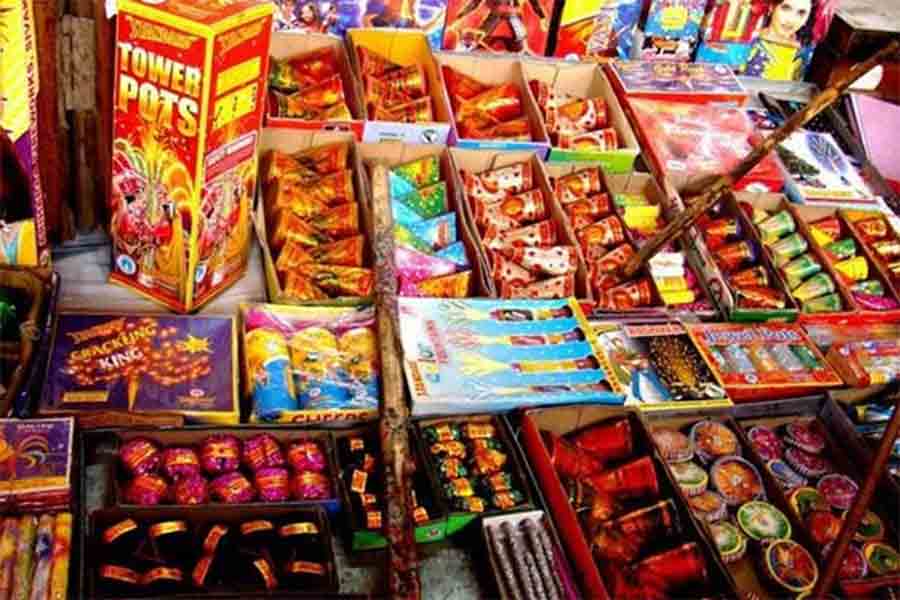 নতুন বাজির আকর্ষণ - আকাশে 'ড্রোন চড়কি': প্রতিযোগিতার বাজারে বিক্রেতারা নিয়ে এসেছেন নতুন চমক! সাধারণ চড়কির বদলে এখন পাওয়া যাচ্ছে 'ড্রোন চড়কি'! এ ছাড়া বাজারে এসেছে 'হেলিকপ্টার' এবং 'ফান রাইডার'-এর মতো নতুন বাজি! এই বাজিগুলি দেখতে অনেকটা খেলনা গাড়ির মতো। যা ফাটানোর পরে এগিয়ে যায়।