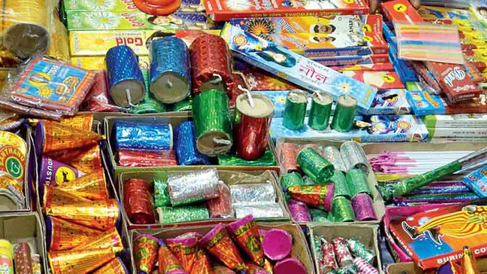 পমপম - জলে ফাটানো বাজি: এ বারের বাজির বাজারে অন্যতম নতুন আকর্ষণ হল 'পমপম' বাজি! এই বাজিগুলি নাকি জলে ফেললেও ফাটে! যা দেখে অবাক অনেকেই। ভিন্ন ধাঁচের এই বাজিগুলি ইতিমধ্যেই বেশ জনপ্রিয়তা পেয়েছে।