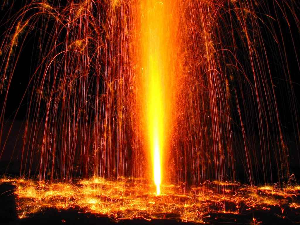  চিরন্তন 'তুবড়ি' - যার আবেদন আজও অমলিন: আলোর উৎসবে অন্যতম জনপ্রিয় বাজি হল 'তুবড়ি'। মাটির ছোট বাটির মধ্যে এই বাজি বসিয়ে আগুন দেওয়া হয়, আর তা থেকে আলোর ফুলকি ক্রমশ উপরের দিকে উঠতে থাকে। এই বাজির আবেদন আজও অমলিন।