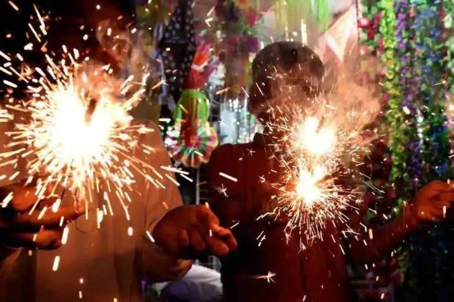 ফুলঝুরি - আলোর তারার ঝলক: কালীপুজোর সন্ধ্যায় ফুলঝুরি ছাড়া উৎসব যেন অসম্পূর্ণ! হাতে ধরা এই বাজি থেকে মৃদু আলোয় আগুনের ছোট ছোট তারা বেরোতে থাকে, যা দেখতে দেখতে মন আনন্দে ভরে যায়। ছোটদের জন্য এটি সবথেকে নিরাপদ এবং জনপ্রিয় বাজি।