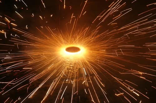 চড়কি - বোঁ বোঁ করে ঘোরা আলোর নাচন: মাটিতে বসিয়ে সলতেয় আগুন দিলেই চড়কি দ্রুত গতিতে ঘুরতে থাকে। আলোর বৃত্ত তৈরি করে মাটিতে বোঁ বোঁ করে ঘোরা এই বাজি মন মুগ্ধ করে তোলে। চড়কি বাজি আজও বাজির তালিকা থেকে বাদ পড়ে না।