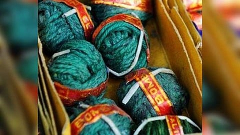 পুরনো শব্দবাজি - সাবধানতা আবশ্যক: শব্দদূষণ নিয়ন্ত্রণের জন্য বেশির ভাগ শব্দবাজিই আজ নিষিদ্ধ। কিন্তু, একটা সময় ছিল, যখন বাজি বাজারে চকলেট বোমা বা কালীপটকার রমরমা ছিল। তবে, মনে রাখবেন – বর্তমানে শুধুমাত্র সরকার ও প্রশাসন দ্বারা অনুমোদিত সবুজ বাজি (নির্দিষ্ট ডেসিবেলের মধ্যে শব্দ সৃষ্টিকারী) পোড়ানোই আইনসম্মত। তাই, অবশ্যই নিরাপদ ও দায়িত্বশীল ভাবে বাজি পোড়ান।