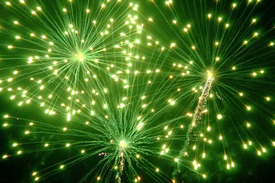 সবুজ বাজি চিনবেন কী ভাবে: দূষণ কমিয়ে এ বার কালীপুজো হোক আনন্দময়! সবুজ বাজি চেনার সহজ উপায় হল - বাজির প্যাকেটে সিএসআইআর-এনইইআরআই অনুমোদিত লোগো এবং একটি কিউআর কোড থাকবে - সংশ্লিষ্ট লোগো দেখে এবং কিউআর কোডটি স্ক্যান করে আপনি বাজির পরিবেশবান্ধব হওয়ার প্রমাণ যাচাই করতে পারবেন। আর, সেটা করার পরেই বাজি কিনুন। পরিবেশ বাঁচান ও উৎসবের আনন্দে মেতে উঠুন!  (এই প্রতিবেদনটি ‘আনন্দ উৎসব’ ফিচারের একটি অংশ।)