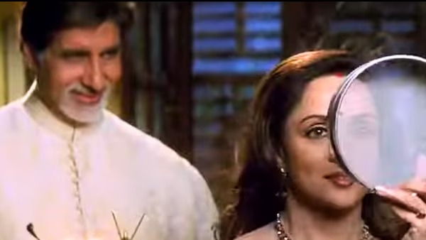 ‘বাগবান’ ছবিতে অমিতাভ বচ্চন এবং হেমা মালিনীর করবা চৌথের দৃশ্যও গেঁথে রয়েছে দর্শকদের মনে। 