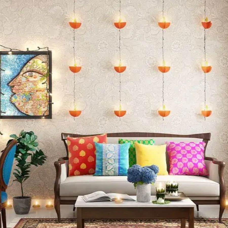 উৎসবের এই মরশুমে ঘরদোরের চেহারাটাও যেন বদলে যায়। বছরভরের সাদামাঠা জীবনে এক ঝলক উষ্ণতা আর উজ্জ্বলতা নিয়ে আসে এই দিনগুলি। 