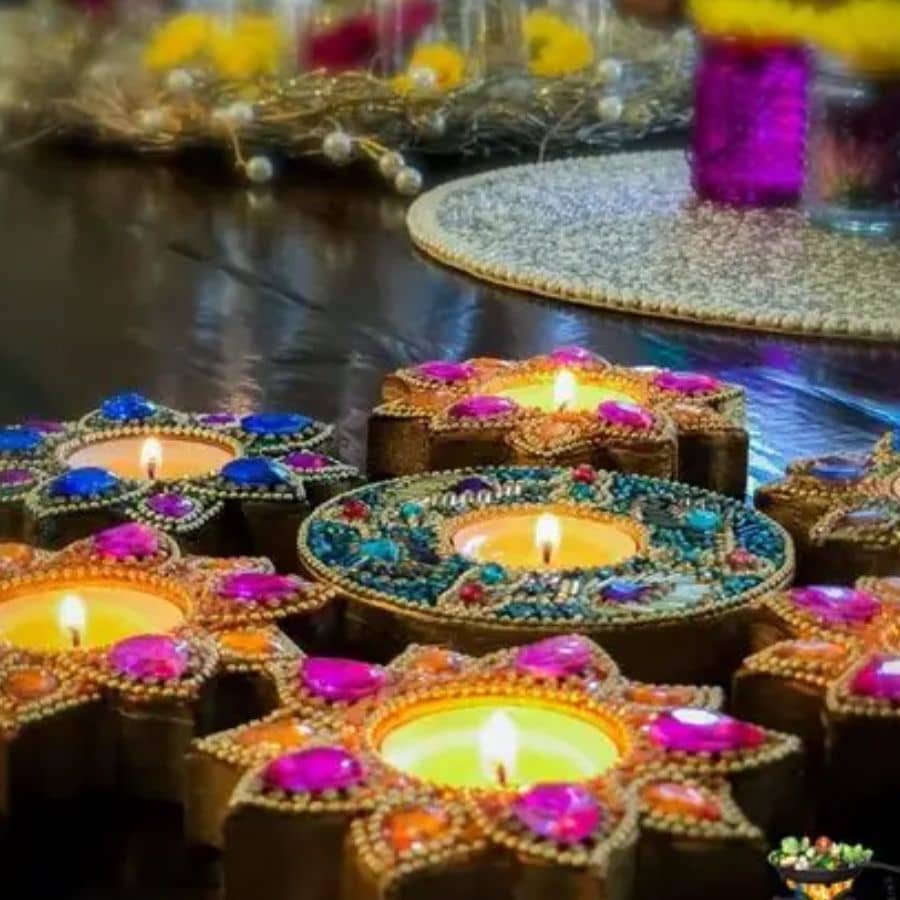 কেবল আলো ঝলমলে শহর নয়, এই সময়ে প্রতিটি বাঙালি ঘরের কোণে কোণেও যেন উৎসবের ছন্দ বাজে। ঘরের সাজসজ্জায় সামান্য বদল আনলেই আপনার রোজকার আস্তানা হয়ে উঠতে পারে আরও আকর্ষণীয়, আরও প্রাণবন্ত। 