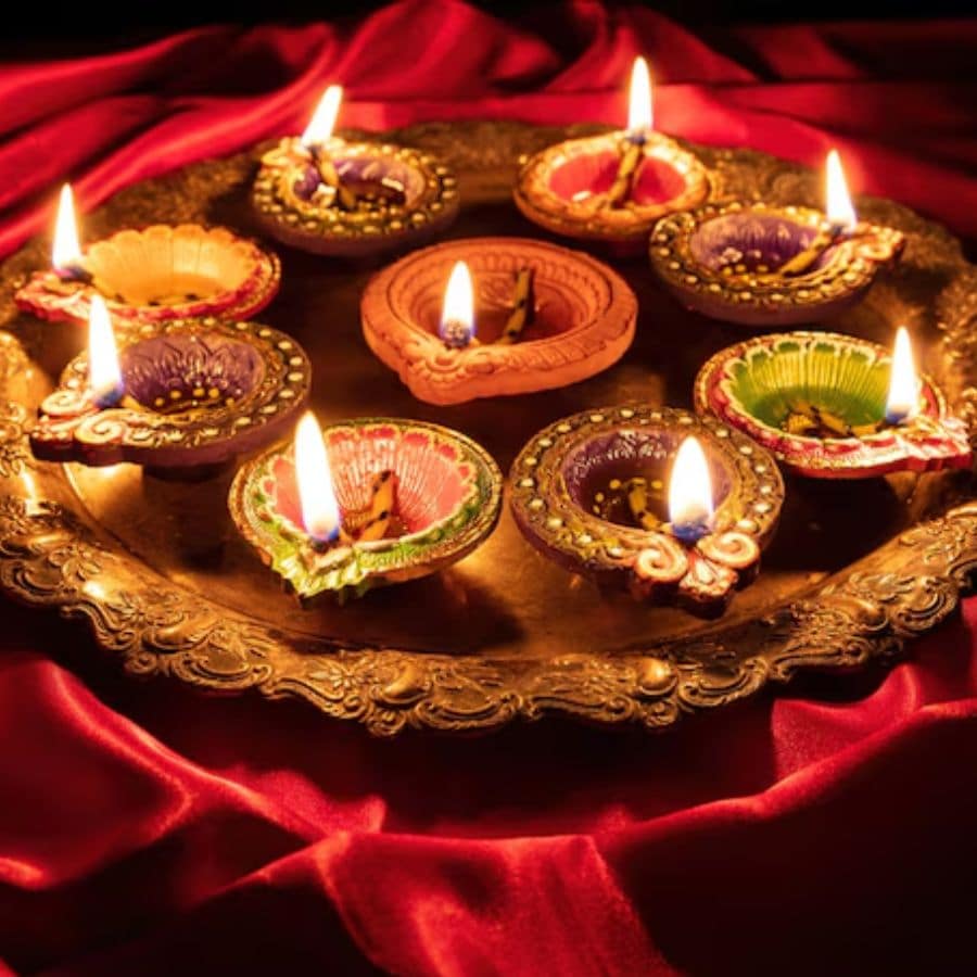 এই সাজের প্রাণভোমরা হলো আলোকসজ্জা। শুধু বাতি নয়, বরং মাটির প্রদীপ আর মোমবাতিই আসল উষ্ণতা ছড়ায়। 