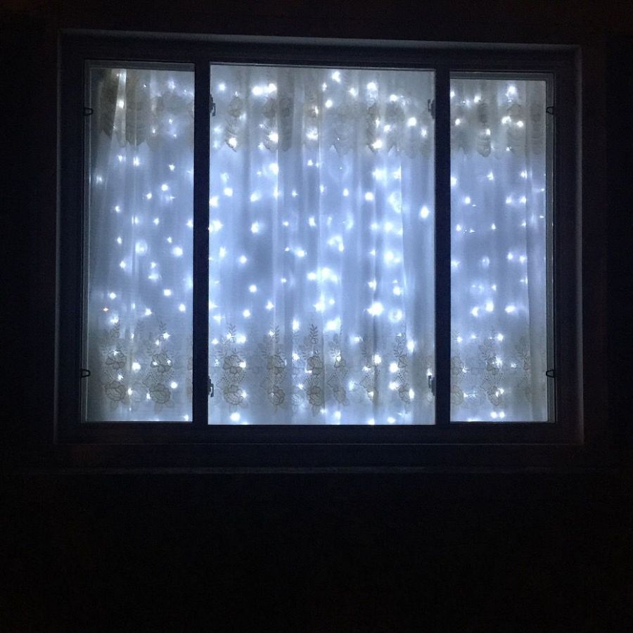  দরজার উপরে, জানলার গ্রিলে ঝোলানো স্ট্রিং লাইট বা ফেয়ারি লাইট এক মায়াবী জগৎ তৈরি করে। আর যদি তাতে যোগ দেয় রঙিন কাগজ, কাঠ বা মেটালের লণ্ঠন, তবে তো কথাই নেই।