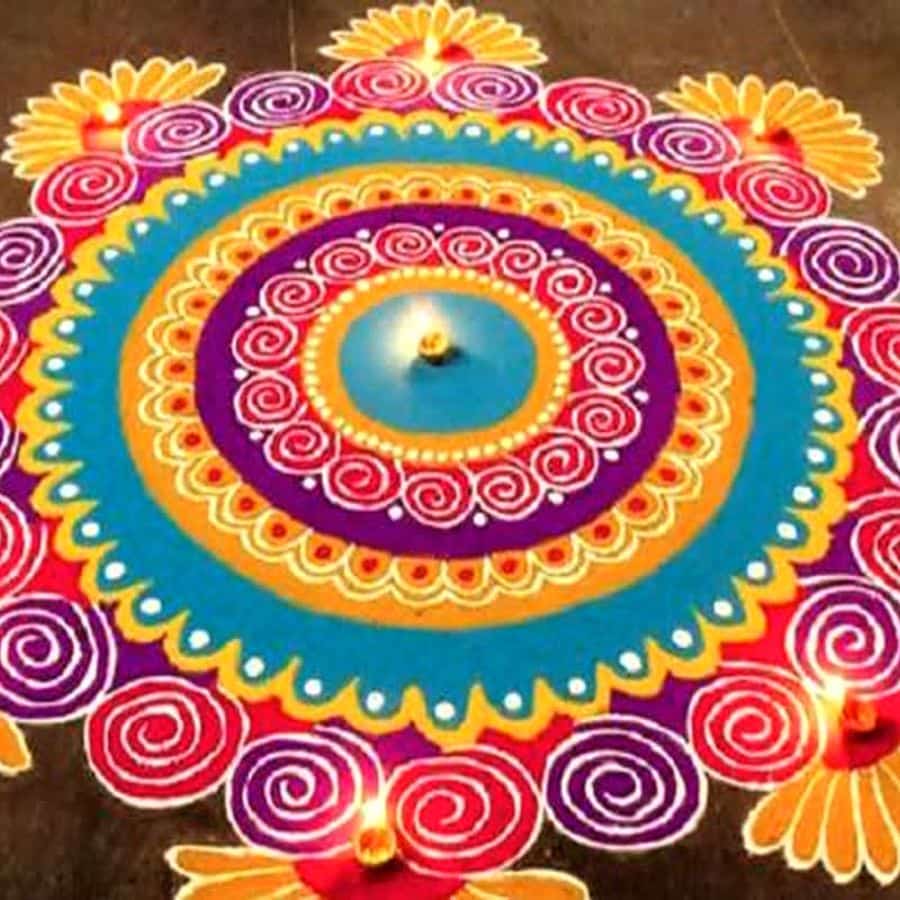 রঙের কথা উঠলেই প্রথমে আসে রঙ্গোলির প্রসঙ্গ। প্রবেশপথ কিংবা ঠাকুরঘরের সামনে নানা রঙের গুঁড়ো বা ফুল দিয়ে আঁকা আলপনা এক লহমায় মন কেড়ে নেয়।