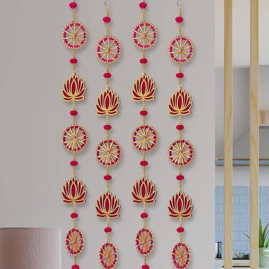 দরজায় ঝুলিয়ে দিন নানা রঙের কাপড়ের তোরণ বা ওয়াল হ্যাঙ্গিং।