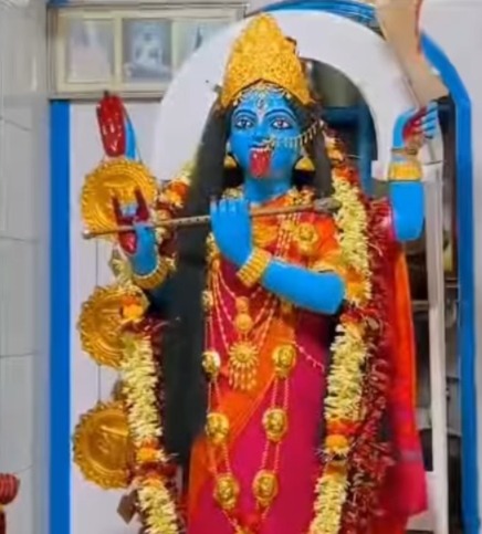 অথচ তাঁর গাত্র বর্ণ নীল এবং একই ভাবে সামনে প্রসারিত হওয়া জিহ্বা বলে দিচ্ছে এই প্রতিমা কালী ঠাকুরেরই। 