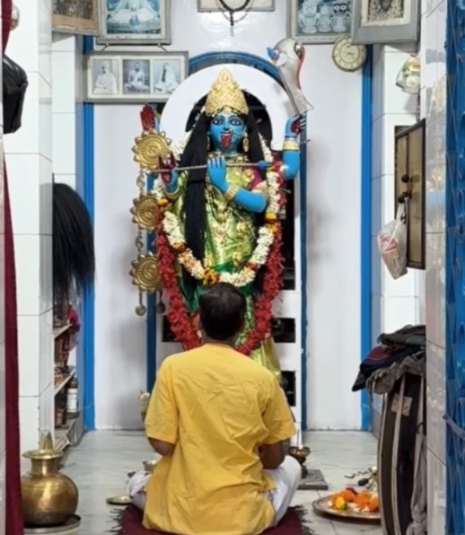  এ যেন একই অঙ্গে দুই রূপ!  