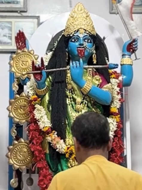  হ্যাঁ, ঠিকই চিনেছেন। তিনি হলেন কালীঘাটের দেবী কৃষ্ণকালী। 