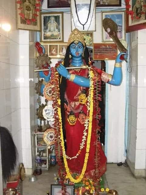  বিগ্রহ দেখলে বোঝা যাবে কৃষ্ণ এবং কালীর রূপ ফুটে উঠেছে একই বিগ্রহে। 