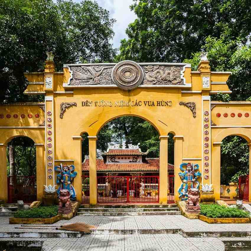 তাও দান পার্ক - দিনের আলোয় যেন সবুজ মরুদ্যান: ভিয়েতনামের হো চি মিন সিটির (পূর্বতন সাইগন) কেন্দ্রে অবস্থিত তাও দান পার্ক। ১০ হেক্টরের বেশি জায়গা জুড়ে থাকা এই পার্কটি শহরের 'সবুজ ফুসফুস' হিসাবে পরিচিত। দিনের বেলা এই পার্ক স্থানীয়দের প্রাতর্ভ্রমণ, যোগাভ্যাস, কফি খাওয়া এবং পাখিদের কিচিরমিচির উপভোগের এক আদর্শ স্থান। কিন্তু রাত নামলেই বদলে যায় এর চেনা ছবি!