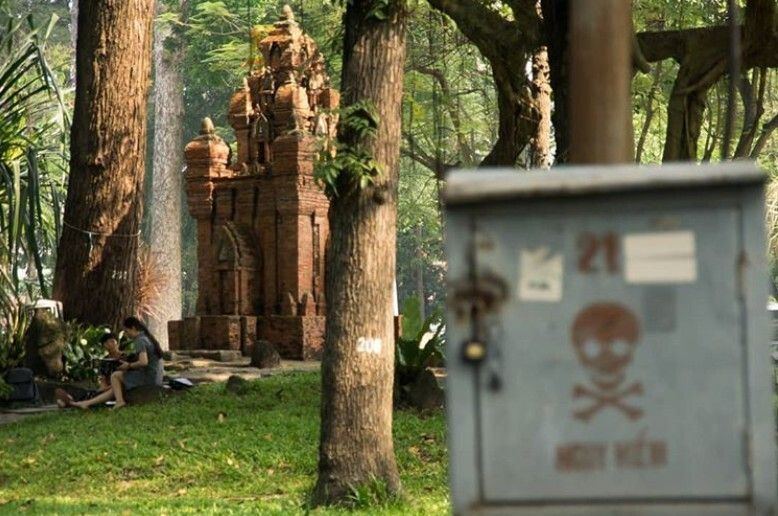 মূল কাহিনি - প্রেমিকের অতৃপ্ত আত্মা: এই পার্কের ভূতুড়ে কাহিনিটি হল, এক হতভাগ্য যুবকের অতৃপ্ত আত্মার যন্ত্রণাময় গাথা! লোককথা অনুযায়ী, বহু বছর আগে এক সন্ধ্যায় ওই যুবক তাঁর প্রেমিকার সঙ্গে পার্কে সময় কাটাচ্ছিলেন। সেই সময় তাঁরা এক দুষ্কৃতী দলের আক্রমণের শিকার হন। আক্রমণে যুবকটি মারা যান, কিন্তু তাঁর প্রেমিকা পালাতে সক্ষম হন। মতান্তরে - ওই যুবক তাঁর প্রেমিকার সঙ্গে দেখা করতে যাচ্ছিলেন। কিন্তু, পার্কের ভিতর দিয়ে যাওয়ার সময় আততায়ীর হাতে নিহত হন। ফলে প্রেমিকার কাছে আর পৌঁছতে পারেননি তিনি!