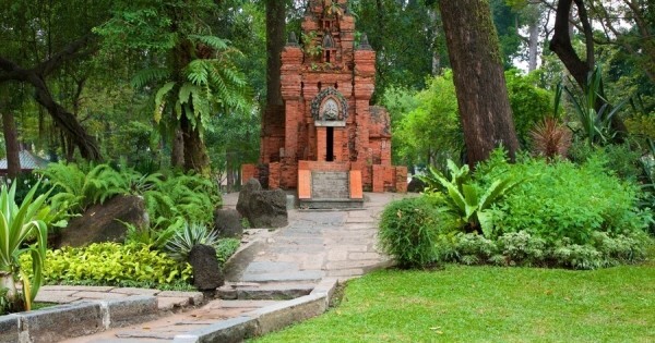 লোককথা বনাম বাস্তব - অন্য একটি বিশ্বাস: যদিও পার্ক কর্তৃপক্ষ এবং স্থানীয় কিছু লোকজন এই রোমান্টিক ভৌতিক গল্পটি অস্বীকার করে। তাদের মতে, ভিন্ন একটি কাহিনি চালু আছে। ১৯৮০-এর দশকে এক যুবক পার্কে তাঁর মোটরসাইকেল বিক্রি করার সময় খুন হন। সেই ঘটনার জেরেই এই ভূতুড়ে রটনা তৈরি হয়, যার নাকি কোনও বাস্তবতা নেই! তবে, যে কাহিনিই সত্যি হোক, রাতের বেলা পার্কের পরিবেশ যে পাল্টে যায়, তা অনেকেই স্বীকার করেন।