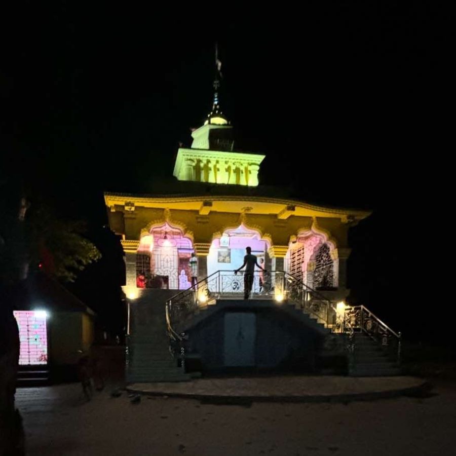 কিন্তু নিয়তি হয়তো অন্য কিছু লিখে রেখেছিল। দাউ দাউ করে জ্বলতে শুরু করেছে চিতা, এমন সময় হঠাৎই আকাশ ভেঙে নেমে এল এক প্রলয়ঙ্কারী ঝড়ো হাওয়া।