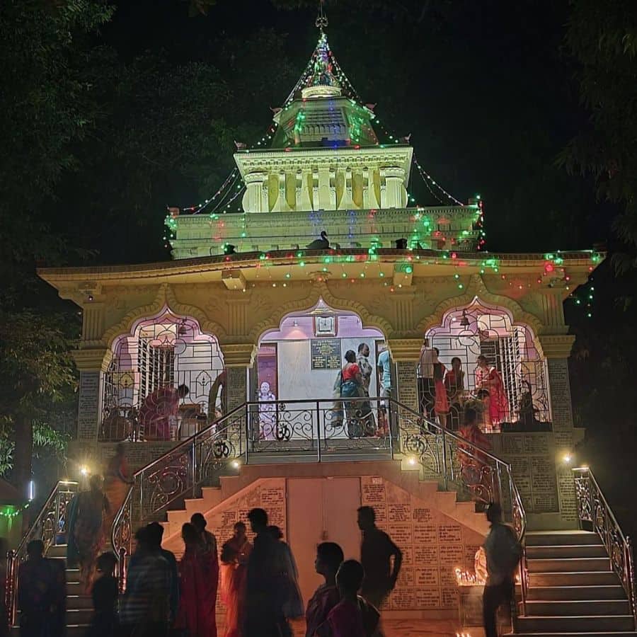 প্রাণ বাঁচাতে ভিড়ের মানুষ তখন যে যেদিকে পারে ছুটছে, মুহূর্তের মধ্যে শ্মশান শূন্য। শুধু দূরে একলা জ্বলছে সেই চিতা!