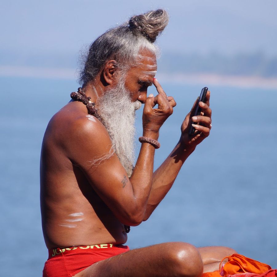 সেই সময় কাছেই ধ্যানমগ্ন ছিলেন এক সন্ন্যাসী। তিনিই পান স্বপ্নাদেশ। আদেশ এল – আধপোড়া সেই মৃতদেহ যেন চিতা থেকে সরিয়ে কবর দেওয়া হয়। আর তার উপর তৈরি করতে হবে মা আনন্দময়ীর মূর্তি। 