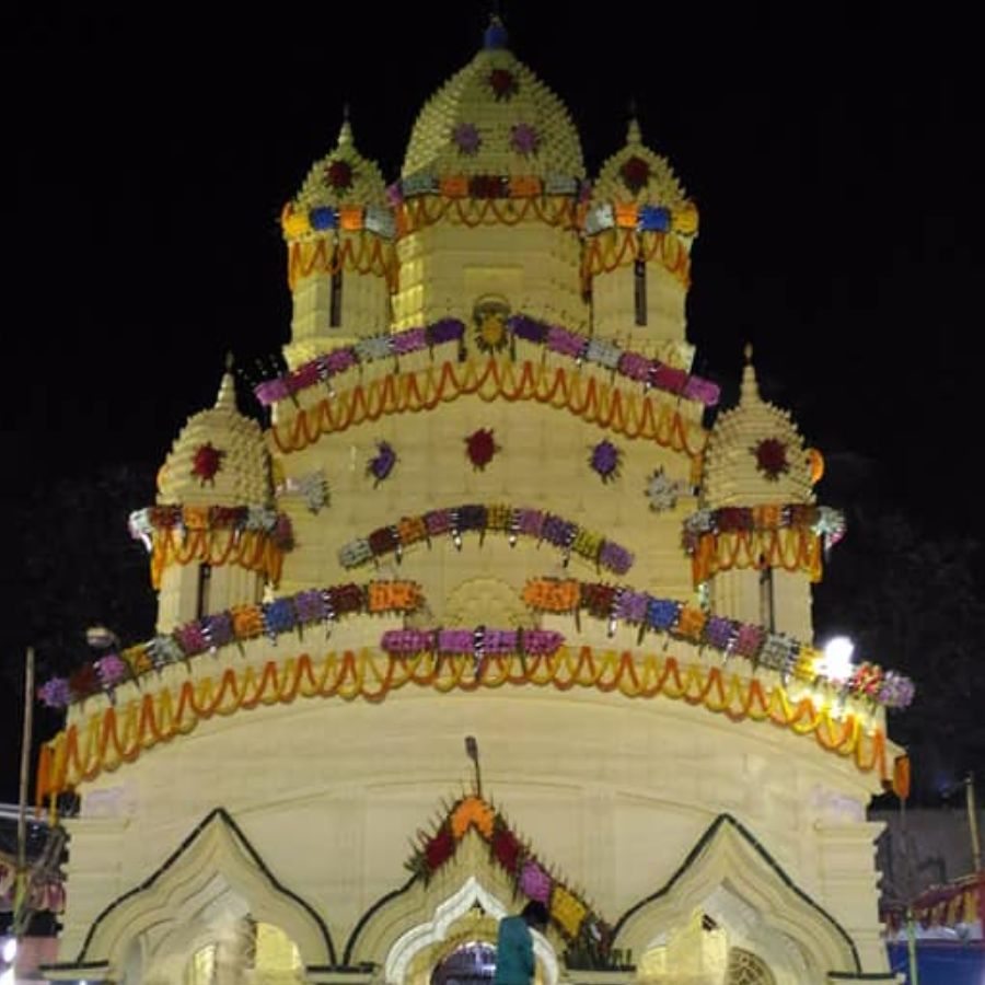 পরে ১২৯৪ বঙ্গাব্দে গ্রামের ব্যবসায়ী কৈলাস দত্ত মায়ের স্বপ্নাদেশ পেয়ে একটি ছোট মন্দির তৈরি করেন। 