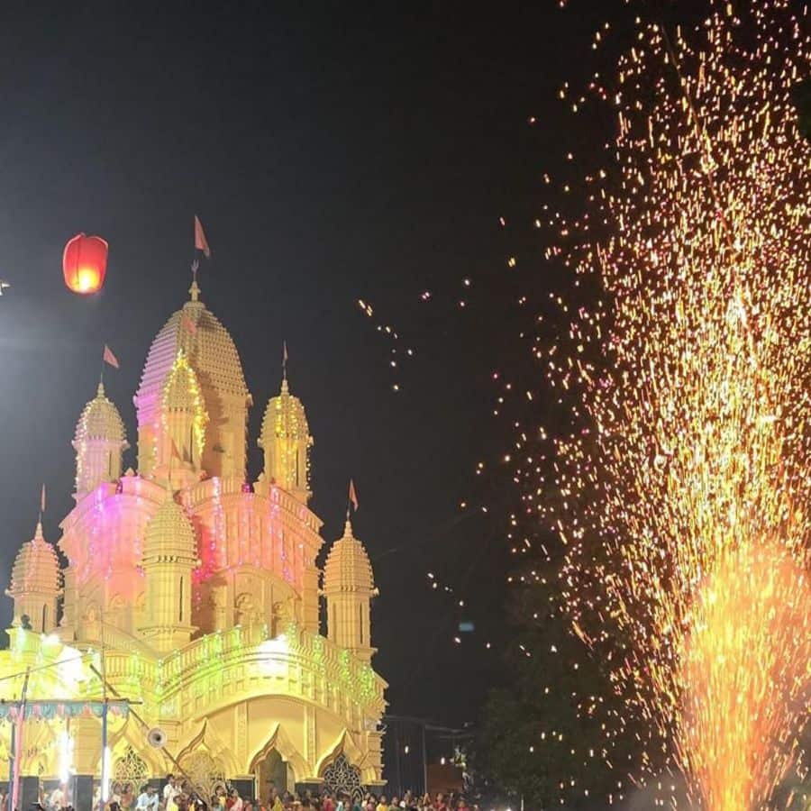 বেনারস থেকে নিয়ে আসা হয় অষ্টধাতুর মূর্তি। জমি দান করেন চন্দননগরের জমিদার সরকাররা।