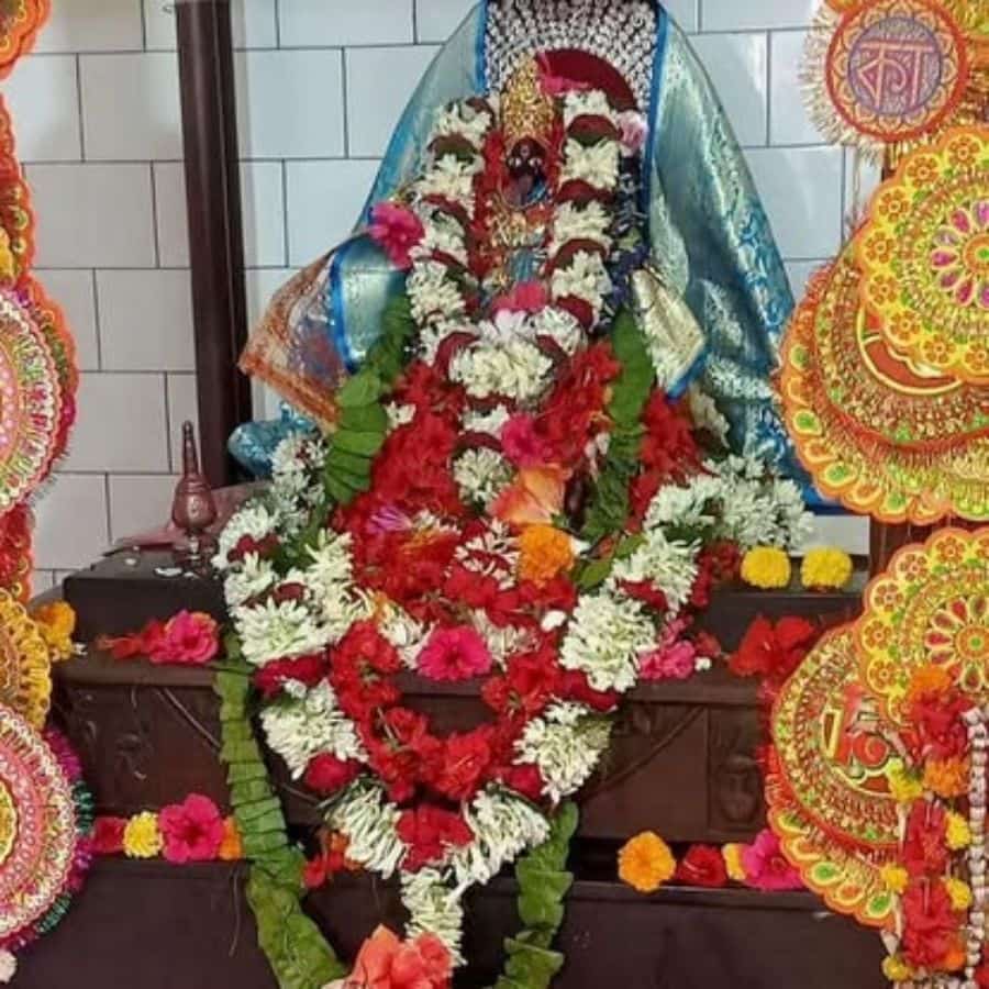 বর্তমানে ভক্তদের দানে তৈরি হয়েছে ৬৫ ফুট উচ্চতার সুবিশাল মন্দির, যার নির্মাণে খরচ হয় ৬৫ লক্ষ টাকা। 