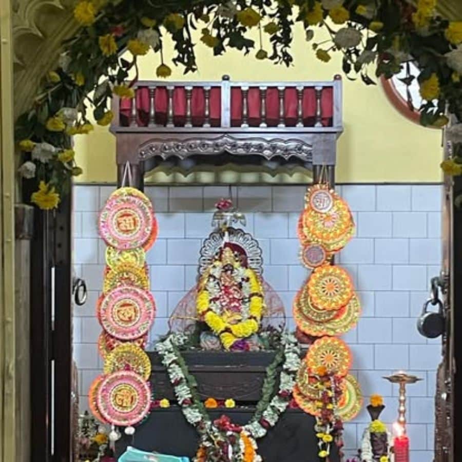 মন্দিরের আদলটি দেখলেই দক্ষিণেশ্বরের ভবতারিণী মন্দিরের কথা মনে পড়বে, কিন্তু দেবী এখানে আনন্দময়ী কালী।