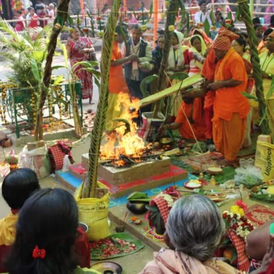 বর্তমানে বংশপরম্পরায় দিগম্বর চক্রবর্তীর বংশের হাতেই রয়েছে এই পুজো পরিচালনার ভার।