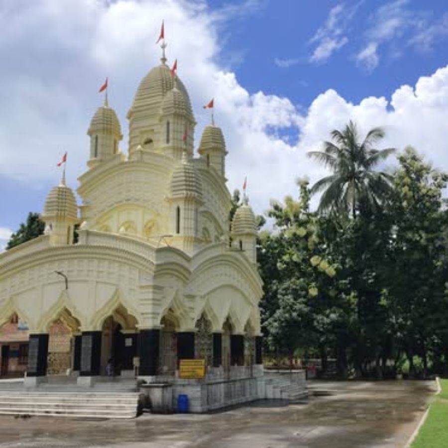 লোকমুখে চালু আছে, কৈলাস দত্ত মূর্তি প্রতিষ্ঠার সময় যে পিতলের ঘট স্থাপন করেছিলেন, শতবর্ষ পেরিয়ে গেলেও তার জল নাকি আজও পাল্টানো হয়নি! সেই একই ঘটে চলছে পুজো।