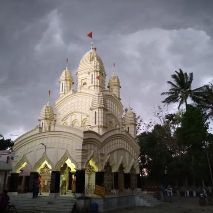 কালীপুজোর সময় এখানে কার্যত উৎসবের মেজাজ। দেবীর ভোগে লুচি, খিচুড়ি, পায়েসের সঙ্গে থাকে নানা রকমের ফলাহার।