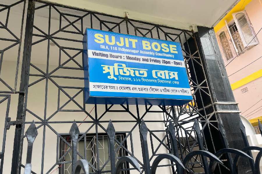 সল্টলেকে সুজিত বসুর এই দফতরেই শুক্রবার ইডি তল্লাশি চালাচ্ছে। 